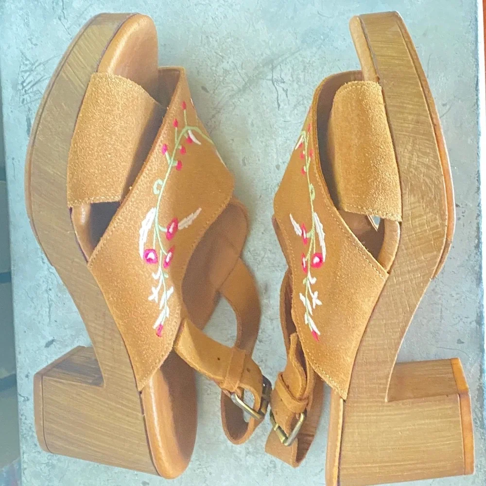 Eric Michael Embroidered Wooden Platform Sandals 36 5.5 Floral Scandinavian Boho